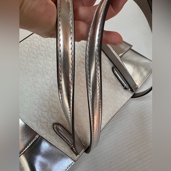 NWT Michael Kors Charlotte Large Signature Logo and Metallic Tote Bag - Picture 8 of 9